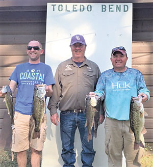 Robert Giles, Bobby Thomas of Thomas Supply and Mike Ingram with the winning stringer.
