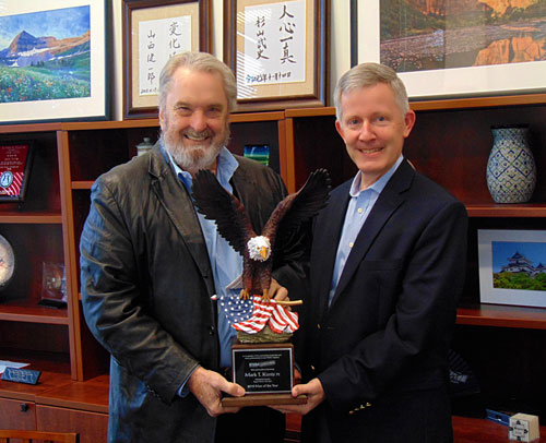 Jerry Lawson (left) presents the 2019 “Man of the Year” award to Mark Kuntz, CEO of Mitsubishi Electric Trane HVAC US LLC.